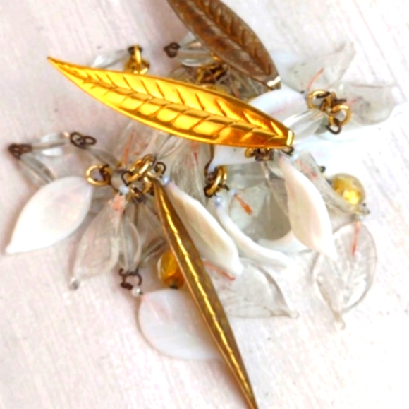 ♥️SOLD♥️ Golden Leaves Beaded & White Leafed Fringe Gold Tone Necklace - Picture 9 of 12